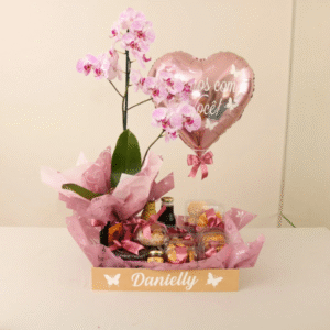 Cesta de café da manhã feliz aniversário amiga