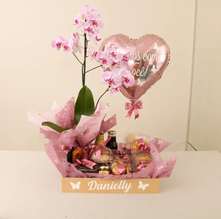 Cesta de café da manhã feliz aniversário amiga