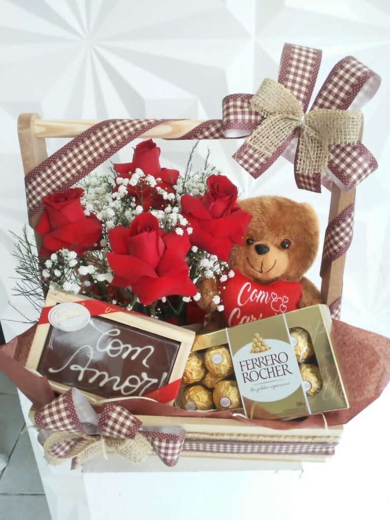 Cesta especial para presente com arranjo de rosas, pelúcia e chocolates