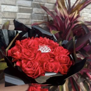 Buque de rosa de cetim com coroa - 12 rosas