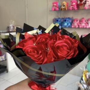 Buque de 6 rosas de cetim com laco para presente elegante e romantico